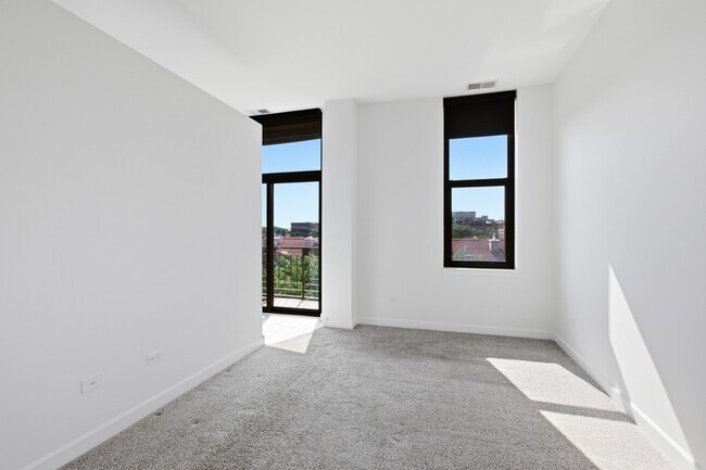 Building Photo - 15 S Throop St