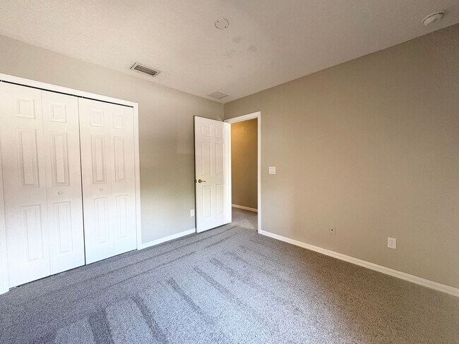 Building Photo - Gated 3B/2.5B Sanford Townhome ~ Fresh paint! ~ New flooring!
