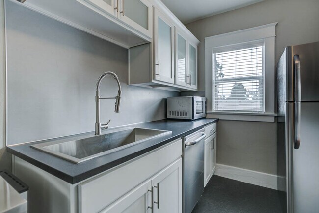 Building Photo - Nicely Renovated Top Floor Corner 1-Bed w/...
