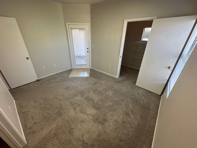 Building Photo - CUTE UPSTAIRS CONDO UNIT , LOCATED IN A GATED COMMUNITY 2 BEDROOM / 2 FULL BATH