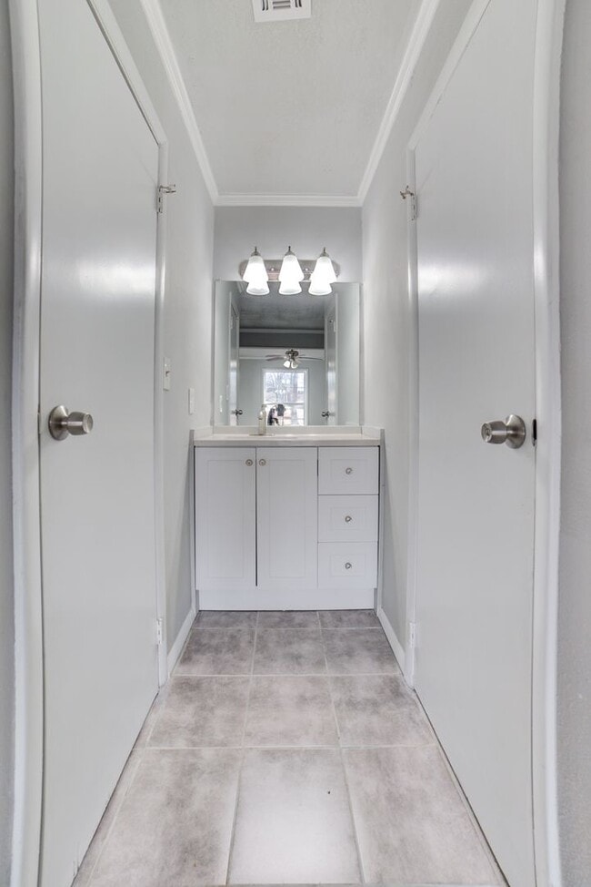 Building Photo - Stunning 4 Bed 3 Bath Home on Quiet Street!