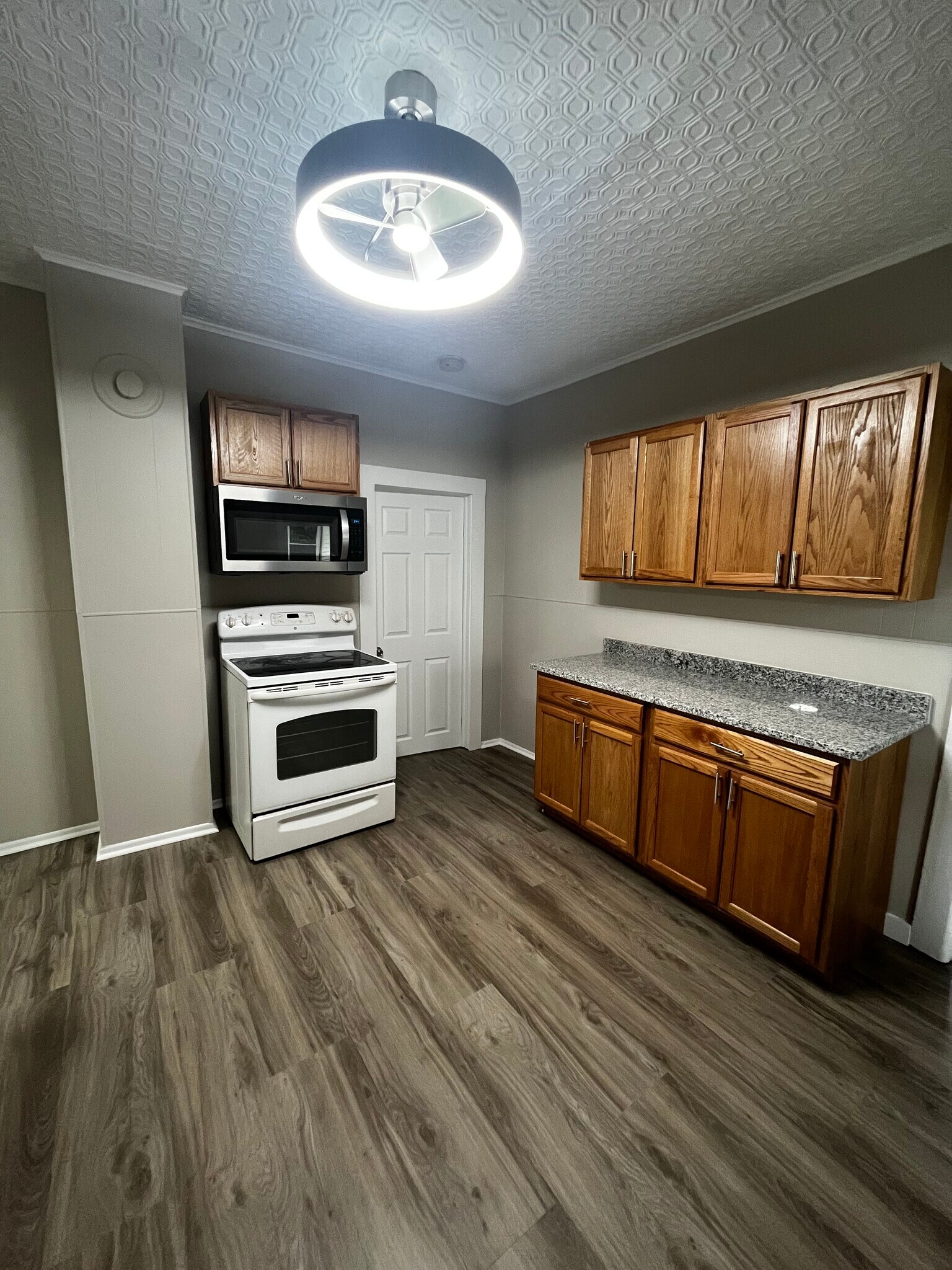 Building Photo - 84 W Main St