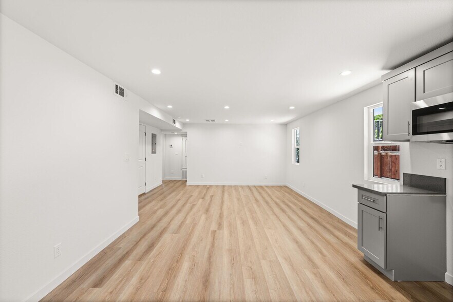 Building Photo - 4700 S Gramercy Pl