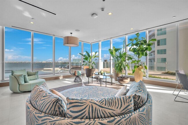 Building Photo - 700 NE 26th Terrace