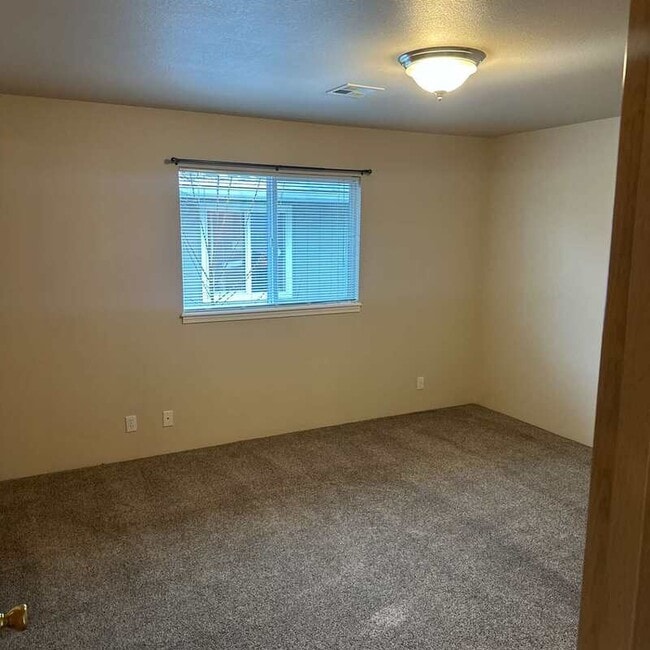 Building Photo - 228 SW Westholm Ave