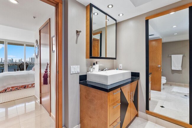 Building Photo - 1800 Sunset Harbour Dr