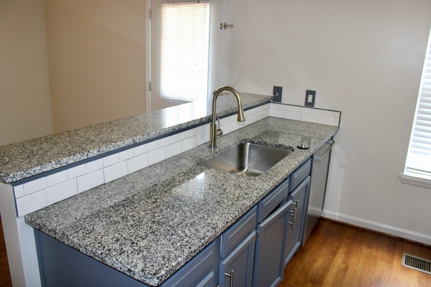 Extra Counter Space - 163 37th Avenue North