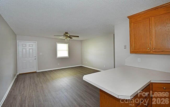 Building Photo - 166 Glen-Gar Dr