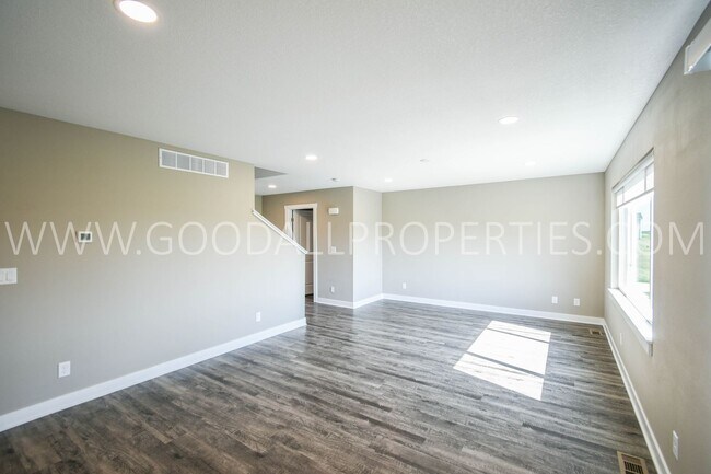 Building Photo - MUST SEE!!! Beautiful two story with 4 Bed, 2.5 Bath Home in De Soto.