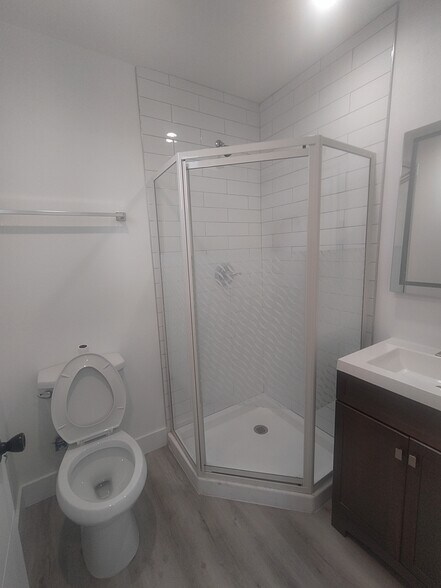 Building Photo - 1575 W 37th Plz