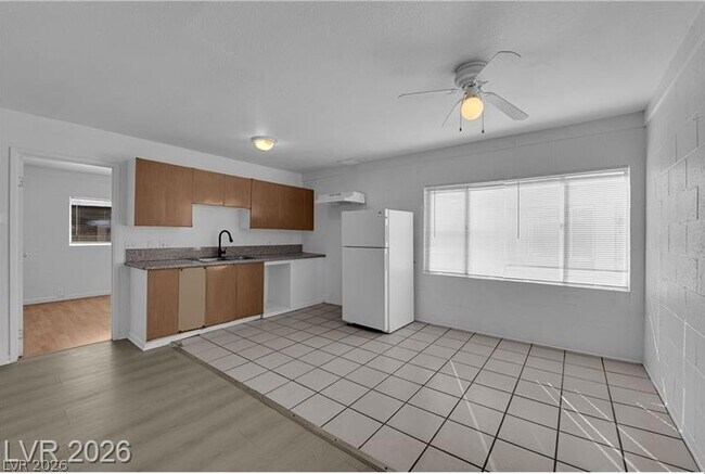 Building Photo - 2908 E Poplar Ave