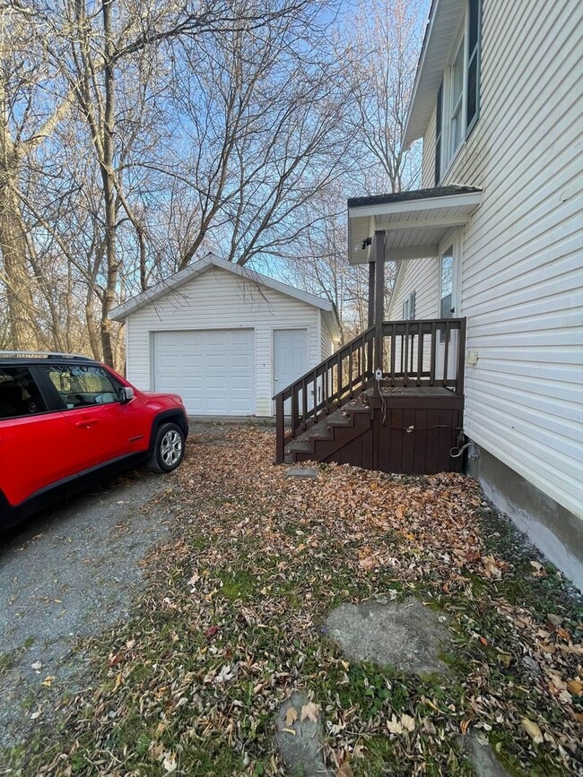 Building Photo - Newly renovated 3 Bed / 1 1/2 Bath home wi...