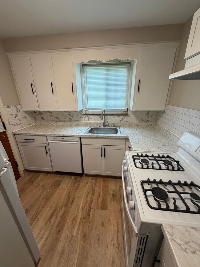 Building Photo - 108 N Huron Ave