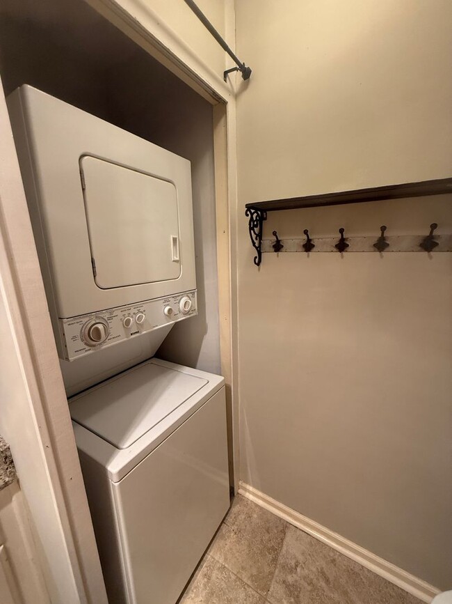 Building Photo - Beautiful 2 Bedroom Townhome off Jefferson