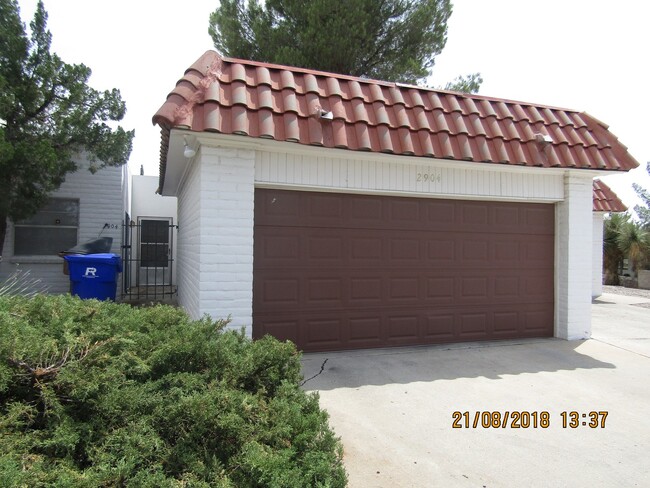 Building Photo - 2 Bedroom 2 Bath Duplex!! Taking Applicati...