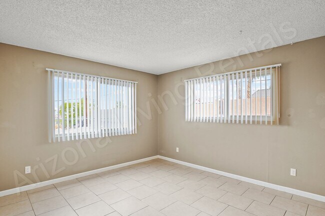 Building Photo - 703 Desert Glen Dr