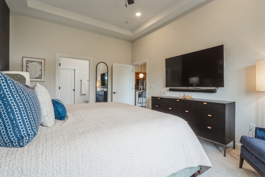 View of primary bedroom - 1953 1st Ave SE