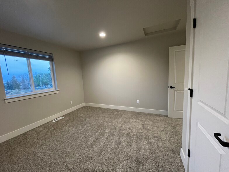 Building Photo - 412 W 1st St