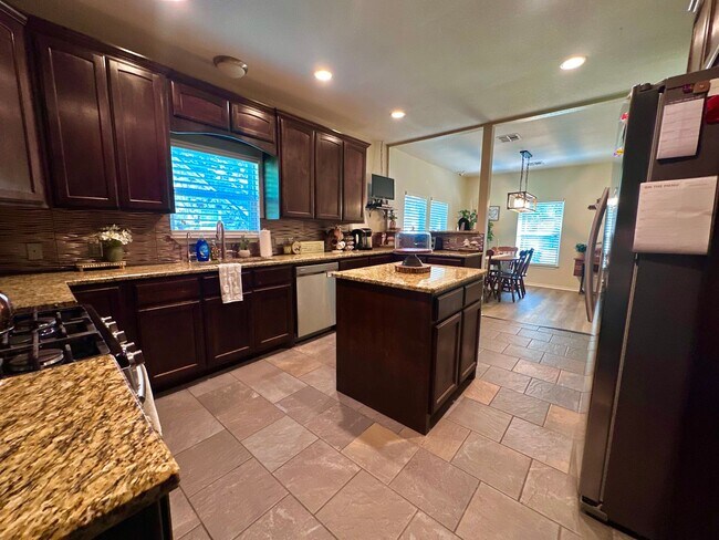 Building Photo - Charming 3/3 House in with Covered Parking Near Campus!