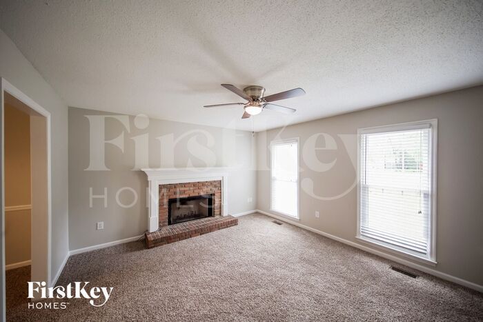 Building Photo - 2301 Buckingham Pl
