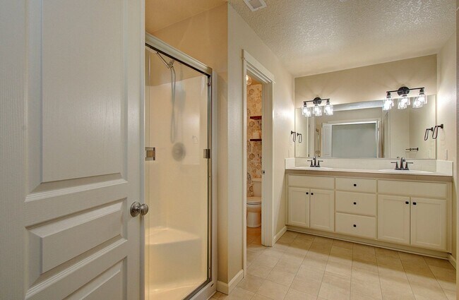 Building Photo - Charming 4 bd 2.5 ba Vancouver Home - Available Now!