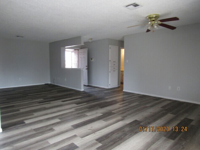 Building Photo - West side home located close to shopping, restaurants