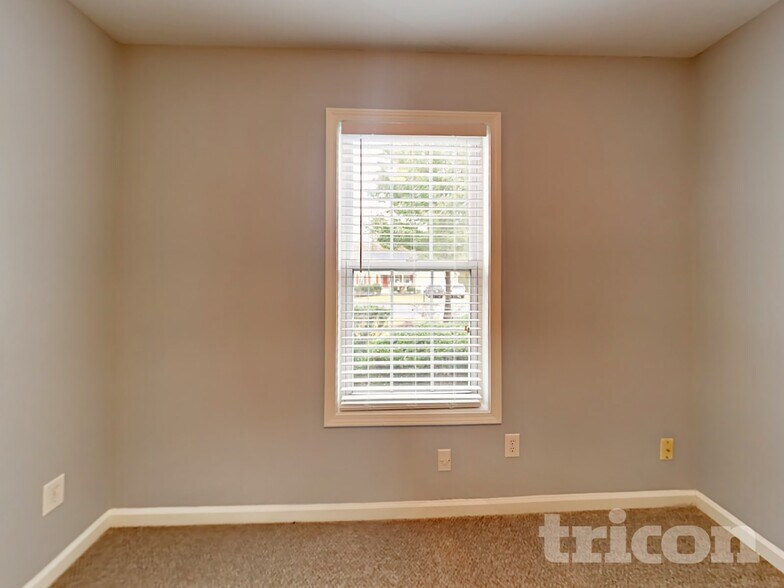 Building Photo - 923 Laurel Green Ln NE
