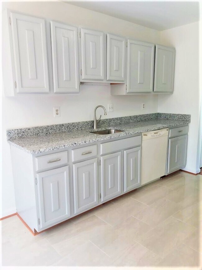 Building Photo - 7670 Southern Oak Dr