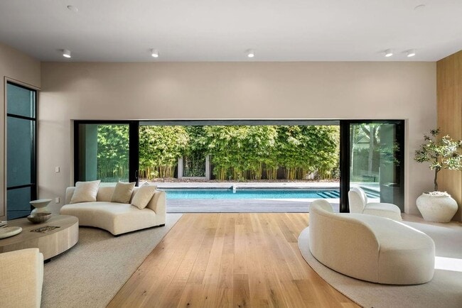 Building Photo - 1742 Temple Dr