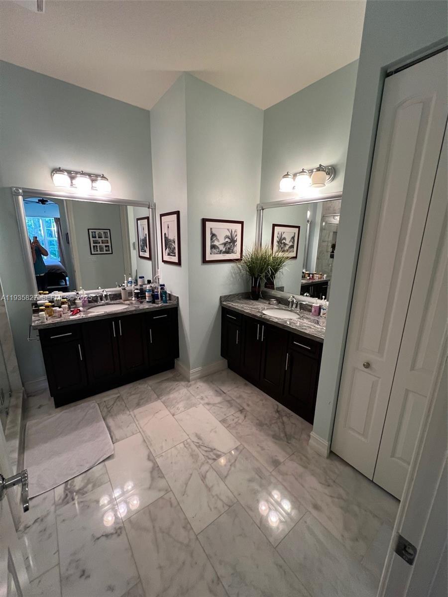 Building Photo - 184 W Bay Cedar Cir