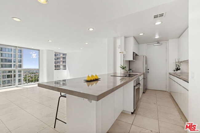 Building Photo - 10747 Wilshire Blvd