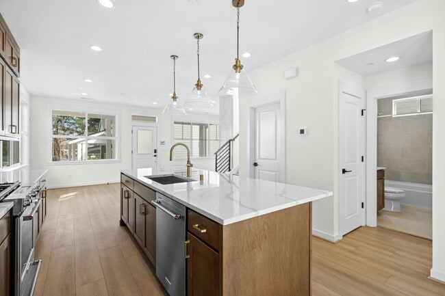 Building Photo - 3bd/2.75ba Redmond Home