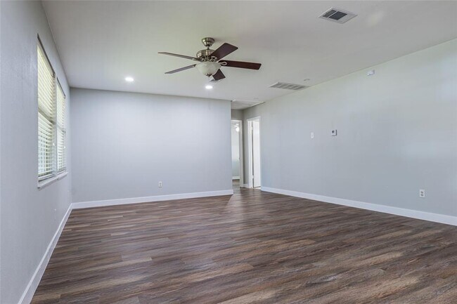 Building Photo - 9014 Slayton Dr