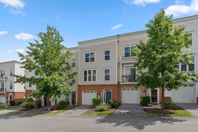 Building Photo - 3 Bedroom 3.5 Bathroom - Wheaton Townhouse...