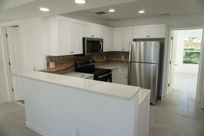 Building Photo - 957 Lewis Dr