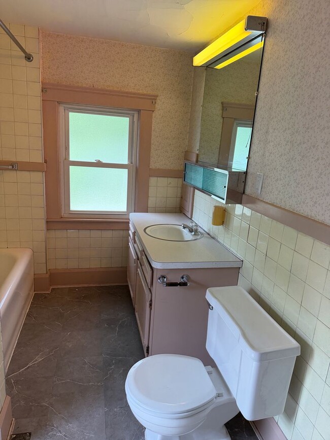 Building Photo - Pet-Friendly 3-Bedroom Elyria Home with $1,500 Total Monthly Price!