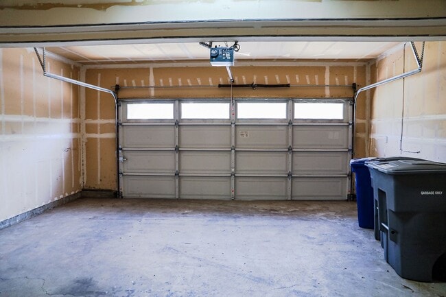 Building Photo - Beautiful and Spacious Home with Three Bedrooms Amazing Loft & Bonus Room!