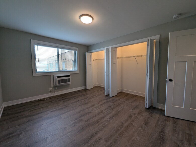 Building Photo - 542 W Surf St