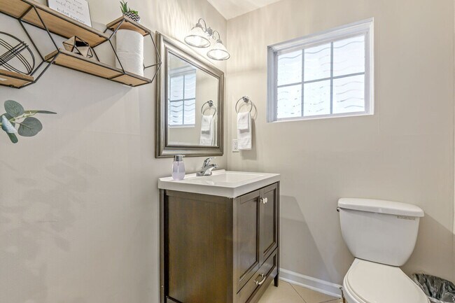 Building Photo - 27 W Ridge Dr SE