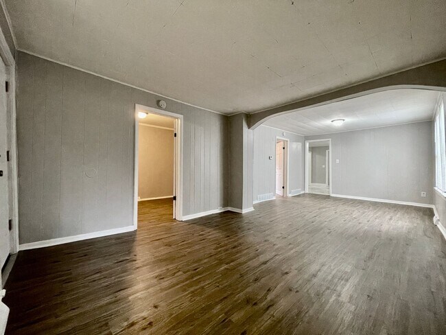 Building Photo - 933 W Southern Ave