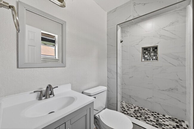 Building Photo - Affordable home in a Central Location!