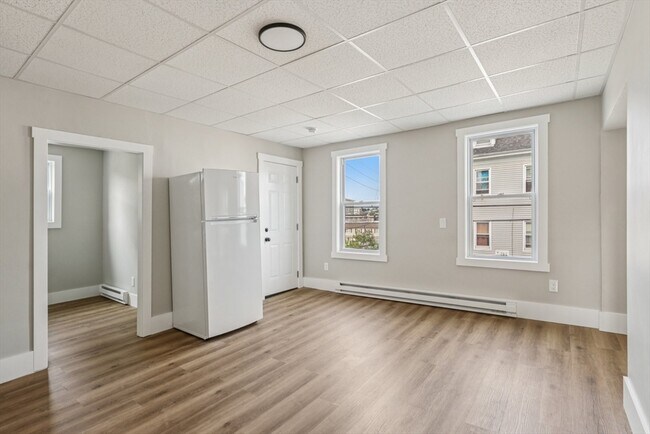 Building Photo - 354 Jencks St