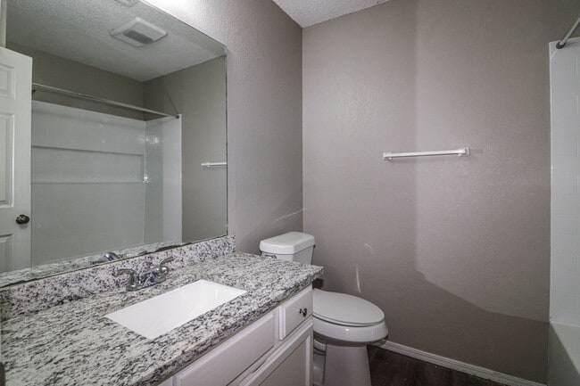 Building Photo - Cozy & Updated