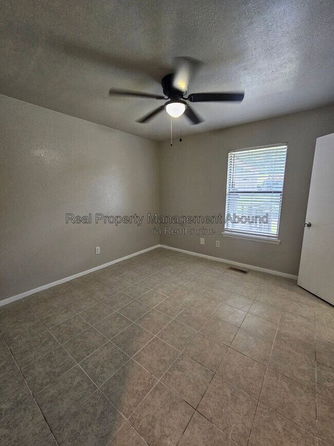 Building Photo - 18341 Woodcrest Ln