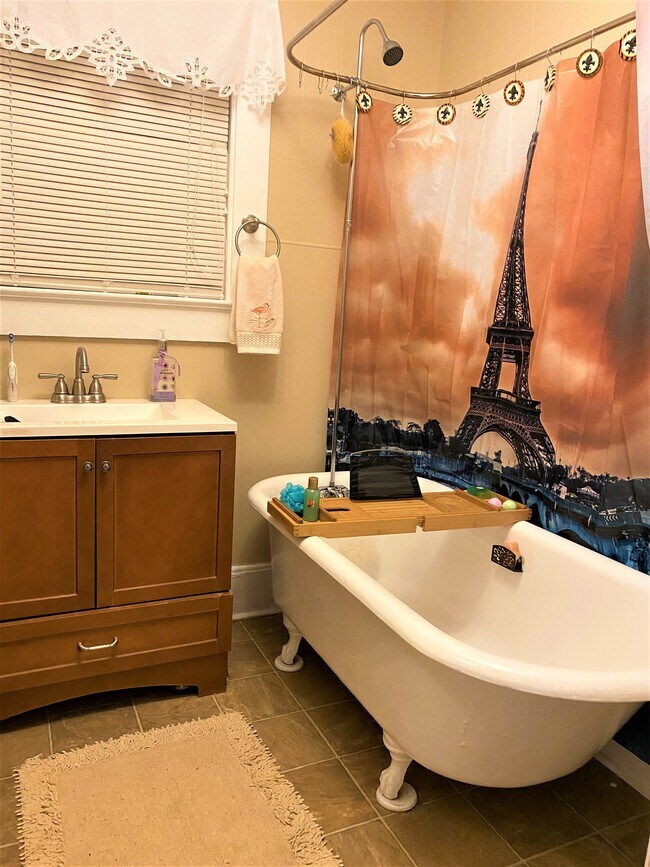 Antique Claw-Foot Tub - 211 S Navy Blvd