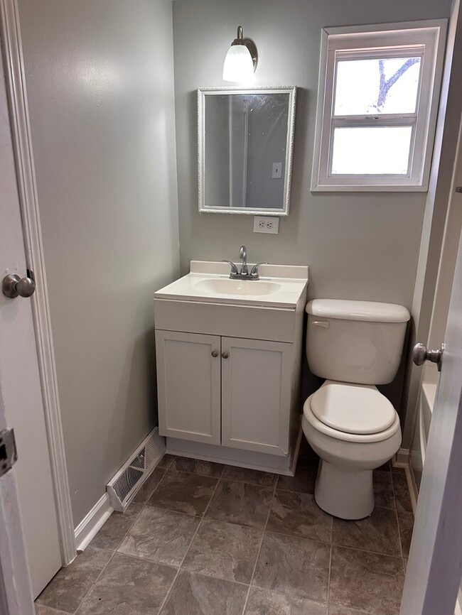 Building Photo - 402 Parker Ave