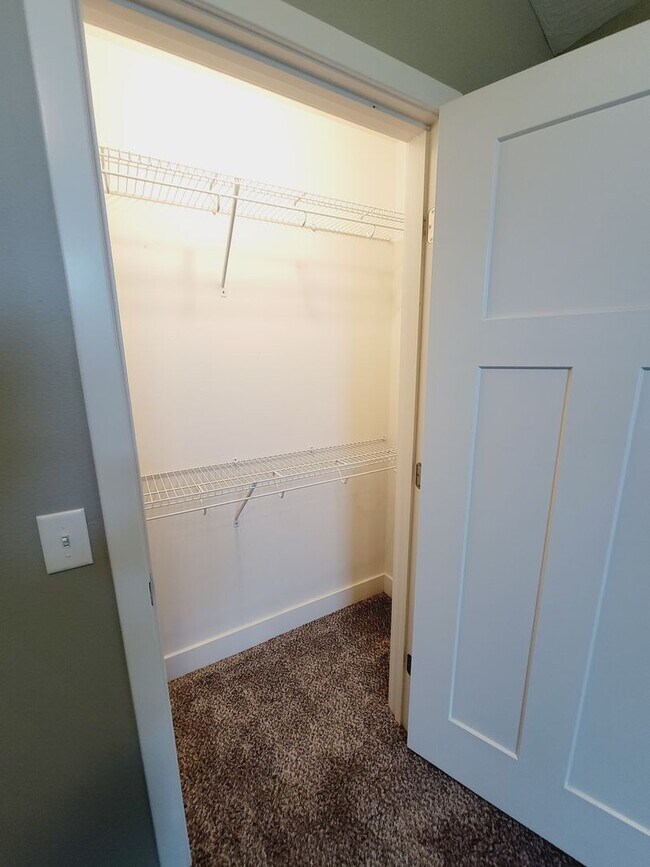 Building Photo - Luxuary in River Pointe Subdivision - Ozark!