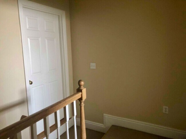 Building Photo - *** Beautiful & Updated Duplex Apartment in Mt. Washington * 1 Block to Grandview Ave * Pet Frien...