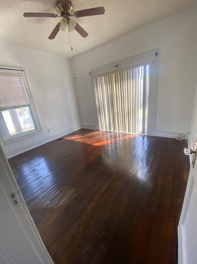 Building Photo - 4 Bed 1 Bath Home | Pet Friendly | Washer ...
