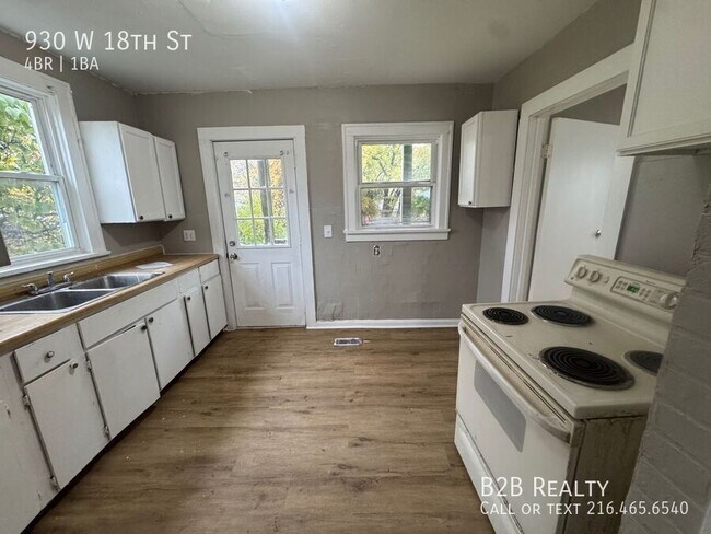 Building Photo - 930 W 18th St